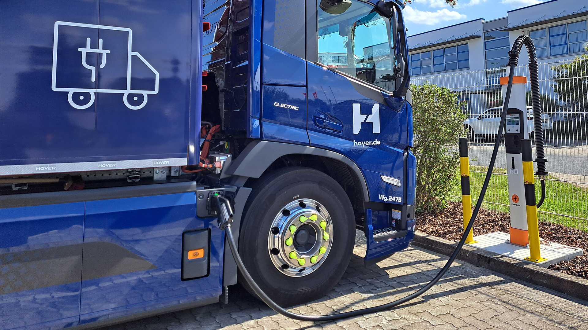 e-Ladesäule und Lkw bei der Aufladung