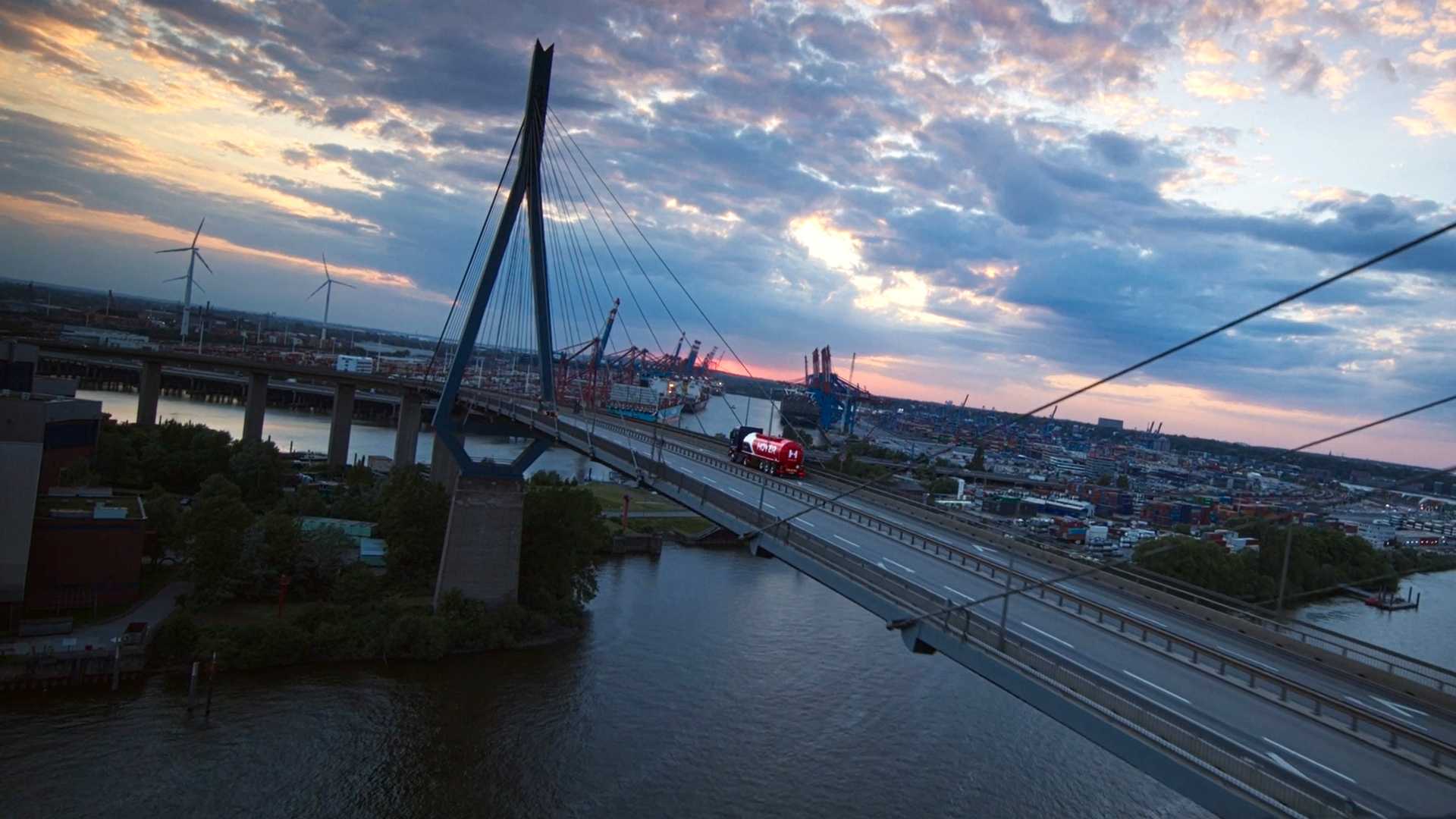 Hamburger Köhlbrandbrücke mit Hoyer Lkw