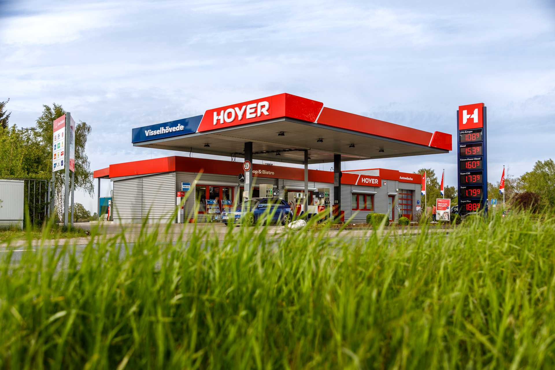 Hoyer Tankstelle in Visselhövede mit Gras im Vordergrund